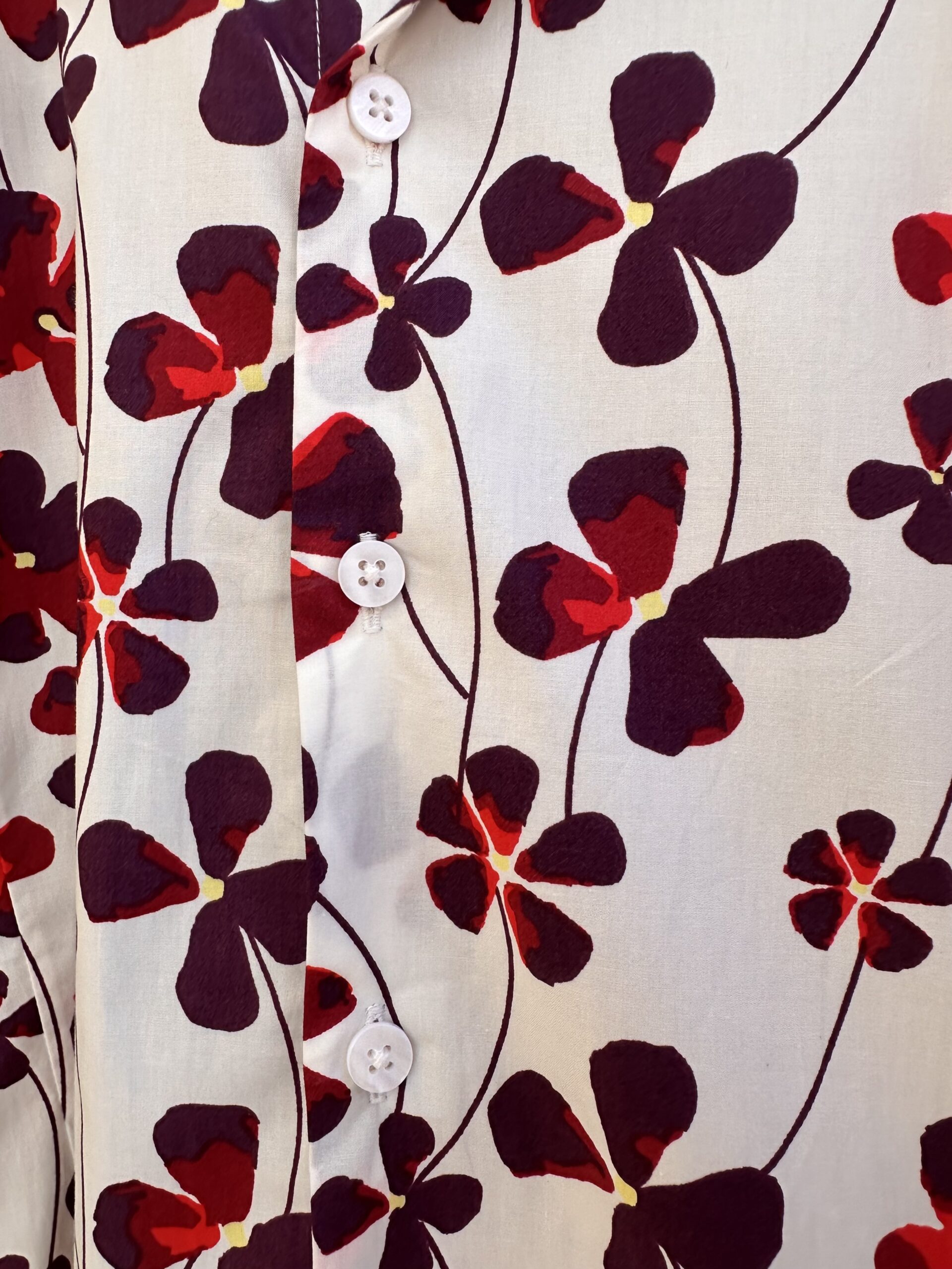 Chemise LANDRY à motif floral rouge sur fond écru 4 Chemise LANDRY à motif floral rouge sur fond écru – Image 3