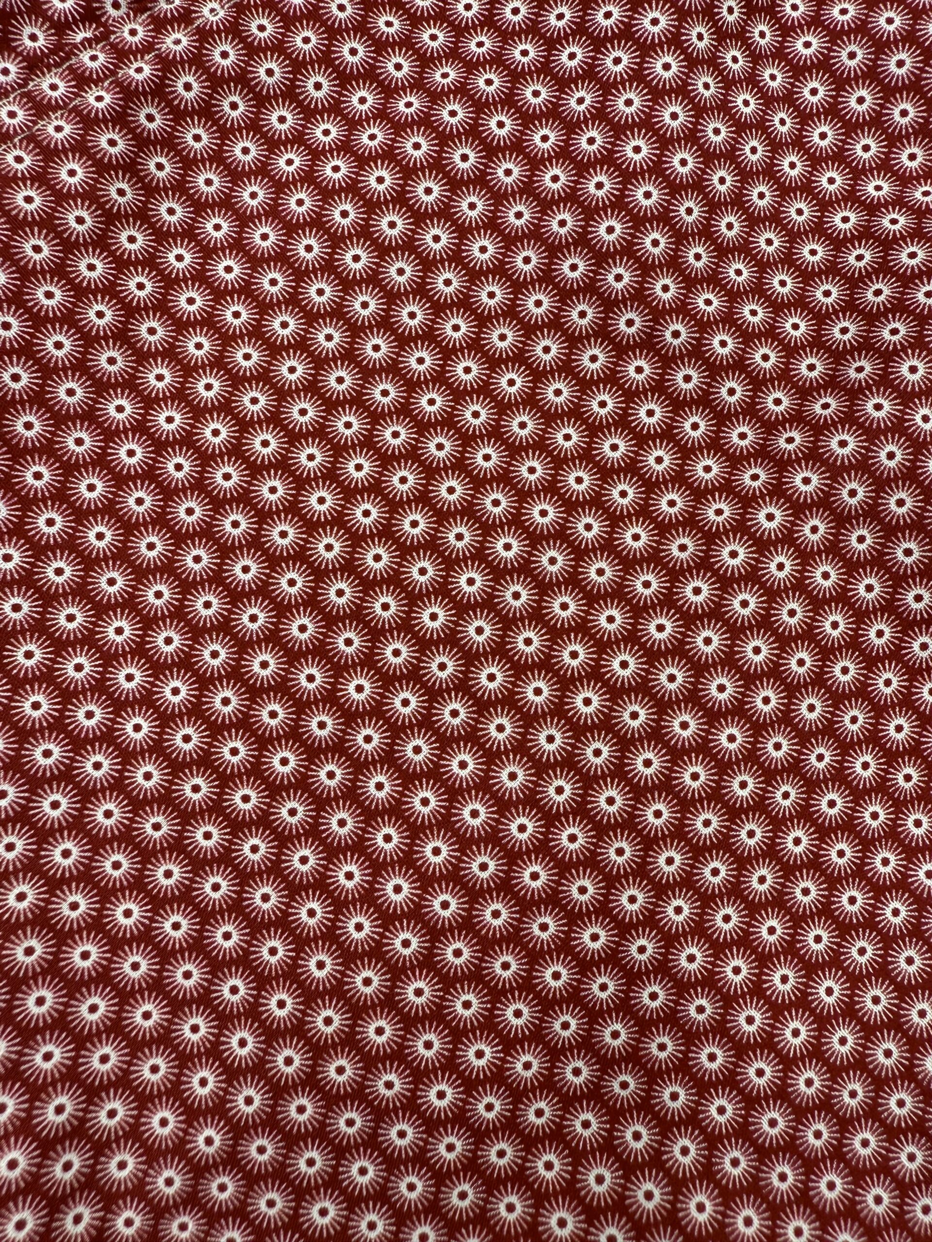 Chemise LEONARD à motif graphique écru sur fond rouge 4 Chemise LEONARD à motif graphique écru sur fond rouge – Image 3