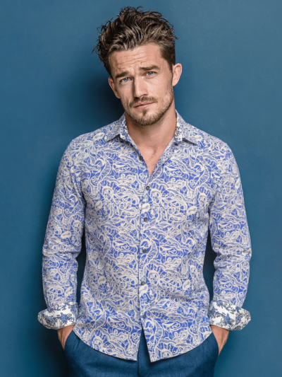 Chemise PETER à motif graphique écru sur fond bleu