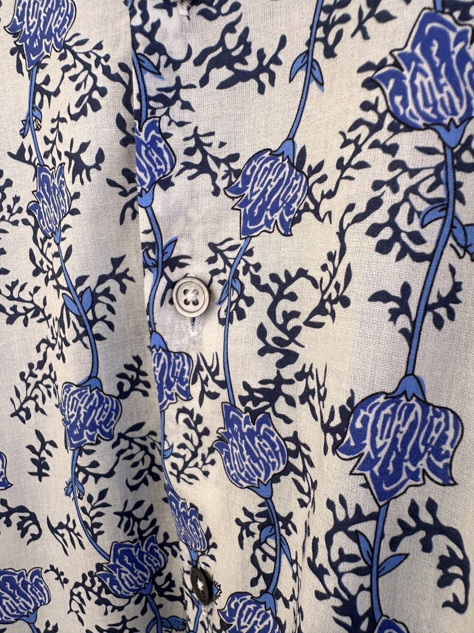 Chemise PIERINO à motif floral bleu sur fond écru 4 Chemise PIERINO à motif floral bleu sur fond écru – Image 3