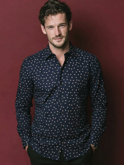 Chemise SIXT à motif à pois rose sur fond marine