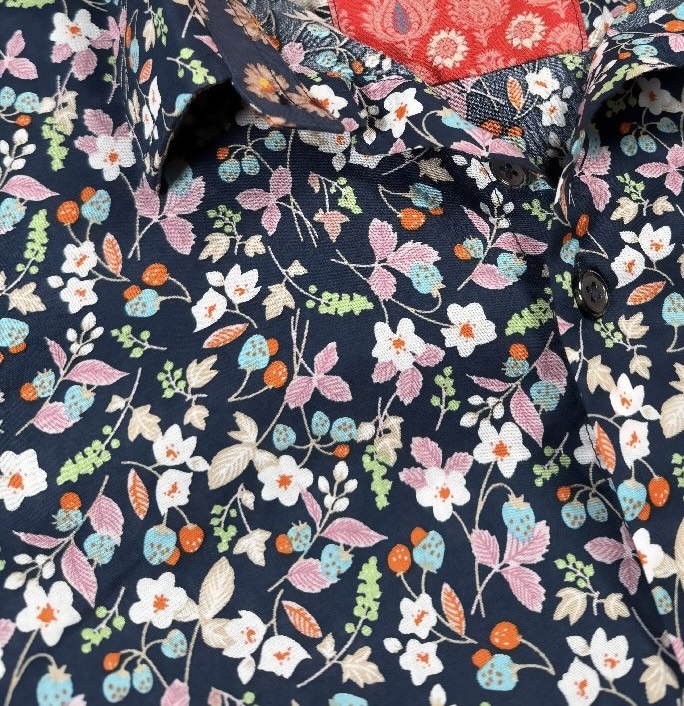 Chemise SIMON à motif floral multicolore sur fond marine 4 Chemise SIMON à motif floral multicolore sur fond marine – Image 3