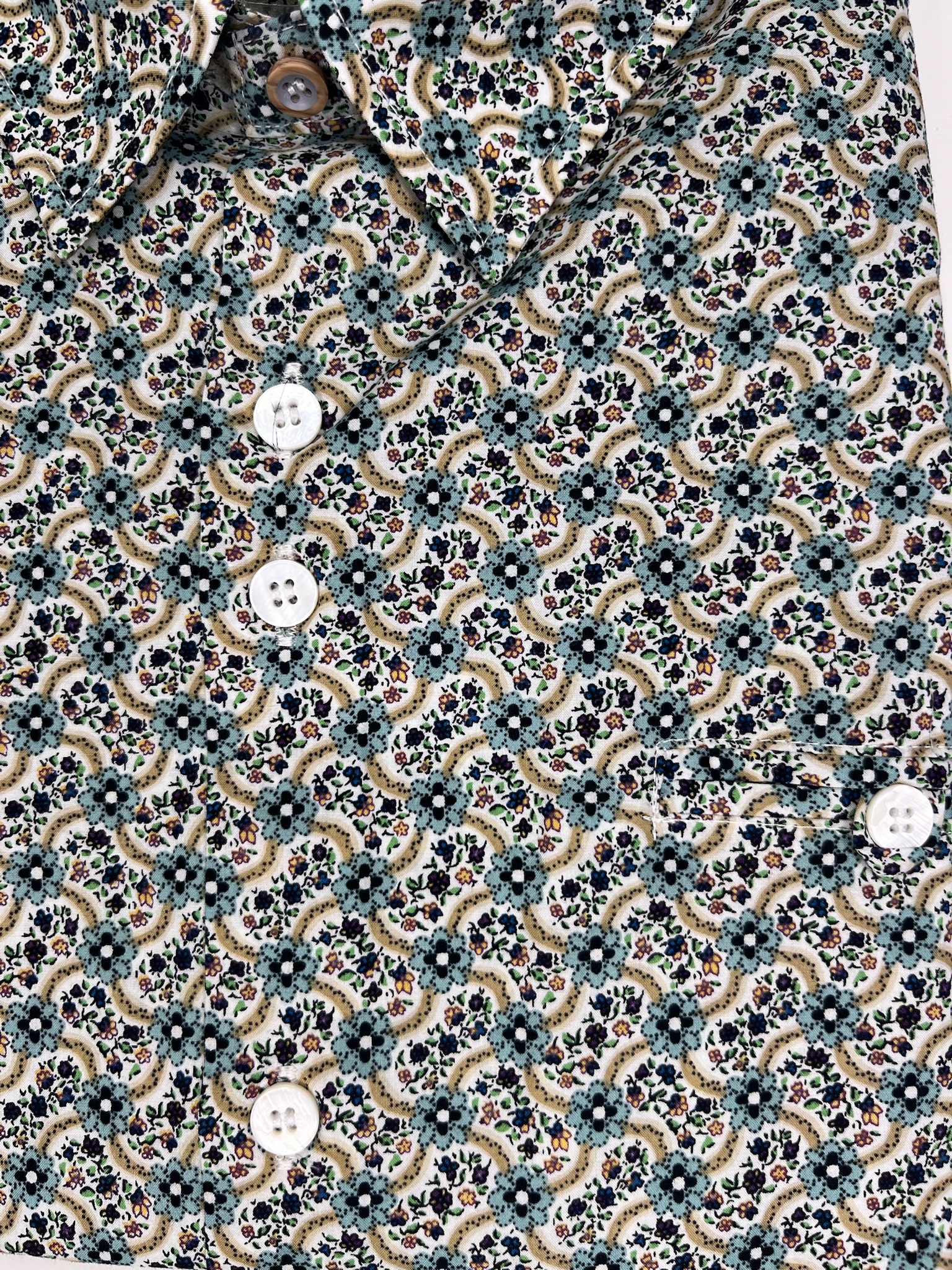 Chemise WESTBAM à motif floral vert sur fond écru 4 Chemise WESTBAM à motif floral vert sur fond écru – Image 3