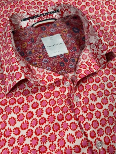 Chemise FLUKE à motif floral rose sur fond blanc