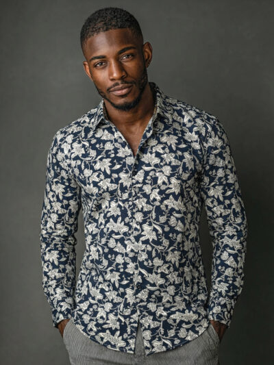 Chemise JOEL à motif floral écru sur fond marine
