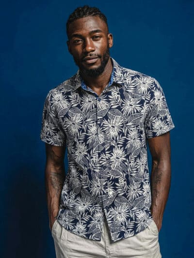 Chemise VITALIC à motif floral blanc sur fond marine